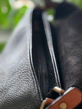 Lade das Bild in den Galerie-Viewer, Handtasche Vintage Collection – Schwarze Kunstledertasche mit Extrariemen | Elegante Schultertasche &amp; Crossbody-Bag
