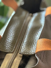 Lade das Bild in den Galerie-Viewer, Kunstledertasche mit Kosmetiktasche &amp; Schulterriemen – Vintage Style
