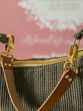 Lade das Bild in den Galerie-Viewer, Handgemachte Mondtasche aus Cord mit Kunstlederriemen | Schultertasche mit Reißverschluss &amp; Baumwollfutter
