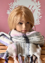 Lade das Bild in den Galerie-Viewer, Weicher Schal mit Fransen – kariert in Grau, Zartrosa, Flieder &amp; Creme | 100 % Viskose | ca. 2 m Länge
