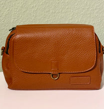 Lade das Bild in den Galerie-Viewer, Elegante Kunstleder-Tasche in Cognacbraun mit Struktur &amp; Schulterriemen | 24 × 18 × 6 cm
