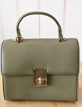 Lade das Bild in den Galerie-Viewer, Elegante Struktur-Handtasche aus Kunstleder – Modell „Drehverschluss“ in Schwarz, Olive, Cognac, &amp; Petrol – Top-Handle &amp; Crossbody-Tragegurt
