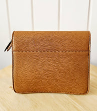 Lade das Bild in den Galerie-Viewer, Elegante Crossbody-Tasche aus Kunstleder – kompakt &amp; stylisch – in Cognac oder Petrol – 16×20×9 cm

