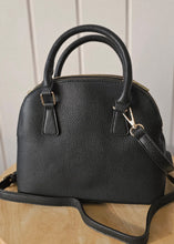 Lade das Bild in den Galerie-Viewer, Schultertasche Halbmond – Schwarz – elegant &amp; alltagstauglich
