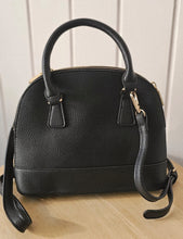 Lade das Bild in den Galerie-Viewer, Schultertasche Halbmond – Schwarz – elegant &amp; alltagstauglich
