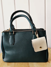 Lade das Bild in den Galerie-Viewer, Elegante Handtasche – Petrol / Cognac – strukturierte Kunstleder-Optik &amp; Mini-Pouch | 27×24×8 cm
