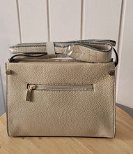 Lade das Bild in den Galerie-Viewer, Elegante Kunstleder-Tasche mit Nieten – taupe &amp; schwarz – kompakt, modern &amp; vielseitig
