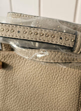 Lade das Bild in den Galerie-Viewer, Elegante Kunstleder-Tasche mit Nieten – taupe &amp; schwarz – kompakt, modern &amp; vielseitig
