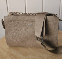 Lade das Bild in den Galerie-Viewer, Kleine Umhängetasche – Camel &amp; Pink – elegante Crossbody Bag aus strukturiertem Kunstleder | Leicht, modern &amp; alltagstauglich
