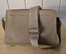 Lade das Bild in den Galerie-Viewer, Kleine Umhängetasche – Camel &amp; Pink – elegante Crossbody Bag aus strukturiertem Kunstleder | Leicht, modern &amp; alltagstauglich
