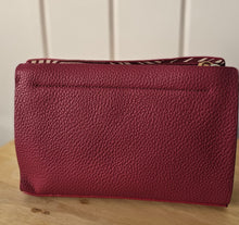 Lade das Bild in den Galerie-Viewer, Kleine Umhängetasche – Camel &amp; Pink – elegante Crossbody Bag aus strukturiertem Kunstleder | Leicht, modern &amp; alltagstauglich
