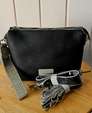 Lade das Bild in den Galerie-Viewer, Crossbody Bag Damen – Camel &amp; Schwarz – Strukturkunstleder, 2 Gurte, kompakt &amp; stylisch
