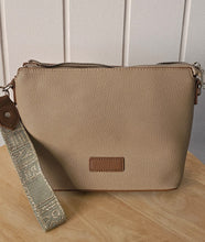 Lade das Bild in den Galerie-Viewer, Crossbody Bag Damen – Camel &amp; Schwarz – Strukturkunstleder, 2 Gurte, kompakt &amp; stylisch
