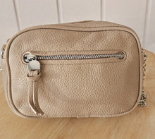 Lade das Bild in den Galerie-Viewer, Kameratasche Damen Kunstleder mit Kettenriemen – Schwarz, Camel, Taupe – Crossbody Bag klein &amp; elegant
