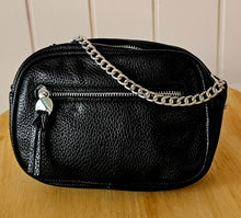 Lade das Bild in den Galerie-Viewer, Kameratasche Damen Kunstleder mit Kettenriemen – Schwarz, Camel, Taupe – Crossbody Bag klein &amp; elegant
