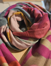 Lade das Bild in den Galerie-Viewer, Bunter Kuschelschal – 195 x 90 cm, weich &amp; warm, 100% Polyester
