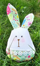 Lade das Bild in den Galerie-Viewer, Osterhase aus Stoff
