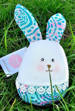 Lade das Bild in den Galerie-Viewer, Osterhase aus Stoff
