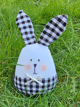 Lade das Bild in den Galerie-Viewer, Osterhase aus Stoff
