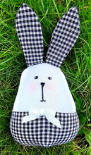 Lade das Bild in den Galerie-Viewer, Osterhase aus Stoff
