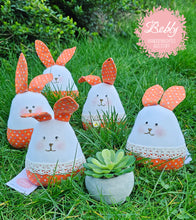 Lade das Bild in den Galerie-Viewer, Osterhase aus Stoff
