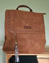 Lade das Bild in den Galerie-Viewer, Flap-Backpack – Rucksack mit Überschlag, Vintage-Look &amp; Reißverschlussfächern | Schwarz/Cognac
