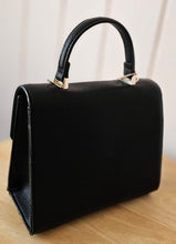 Lade das Bild in den Galerie-Viewer, Elegante Struktur-Handtasche aus Kunstleder – Modell „Drehverschluss“ in Schwarz, Olive, Cognac, &amp; Petrol – Top-Handle &amp; Crossbody-Tragegurt
