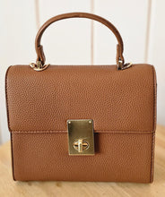 Lade das Bild in den Galerie-Viewer, Elegante Struktur-Handtasche aus Kunstleder – Modell „Drehverschluss“ in Schwarz, Olive, Cognac, &amp; Petrol – Top-Handle &amp; Crossbody-Tragegurt
